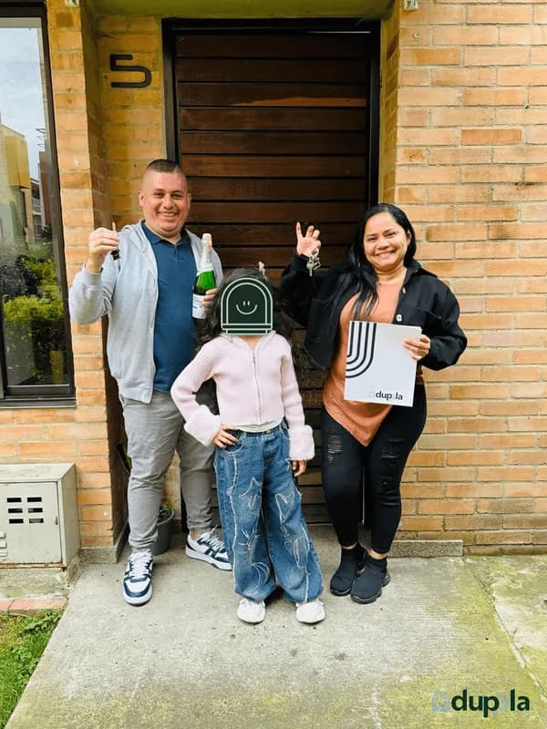 Maritza Castro y su familia celebrando entrega de casa