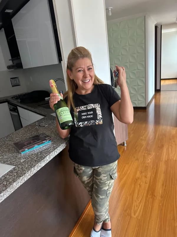 Familia Porras con llaves y champagne