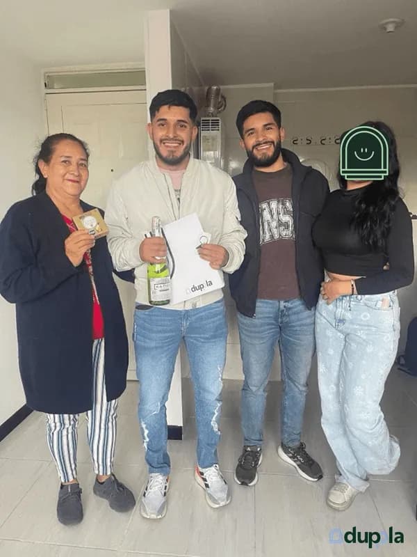 Willy Jhoel Sosa y familia en entrega de casa Duppla
