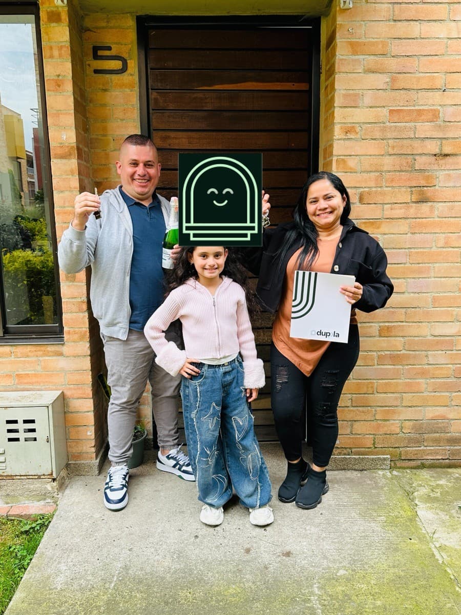 Maritza Castro y su familia celebrando entrega de casa
