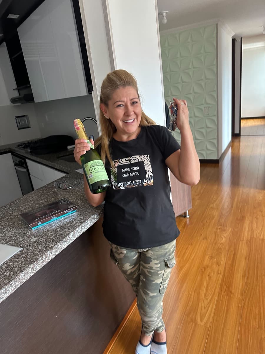 Familia Porras con llaves y champagne