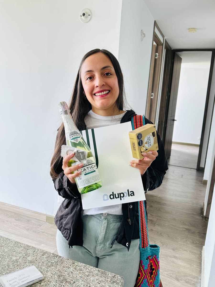 Nasir con folder Duppla y llaves