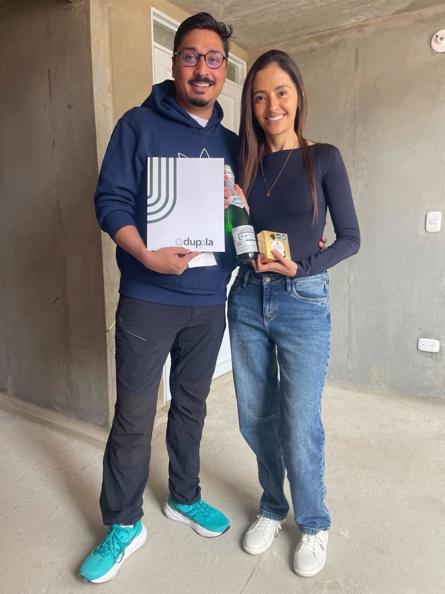 Silvia Rodríguez con folder Duppla