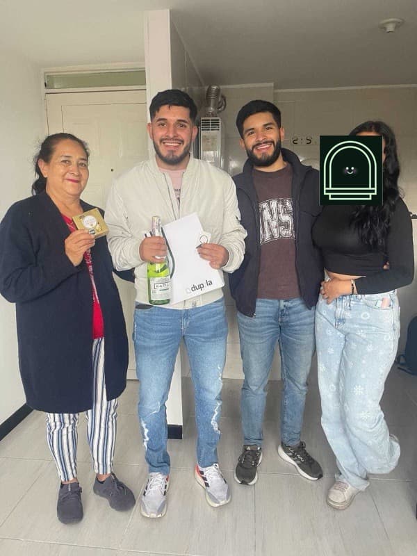 Willy Jhoel Sosa y familia en entrega de casa Duppla
